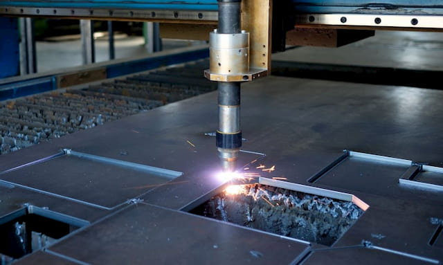 Plasma-cutter-cutting